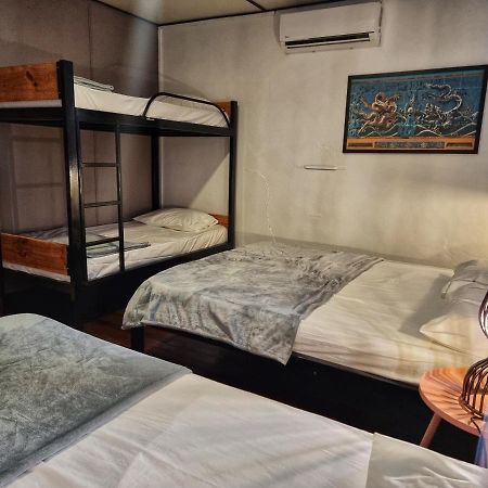 Treehouse Hostel Kuching Exterior photo