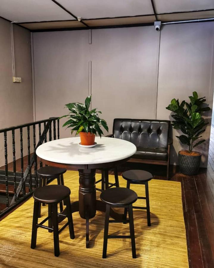 Treehouse Hostel Kuching Exterior photo