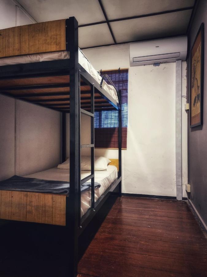 Treehouse Hostel Kuching Exterior photo