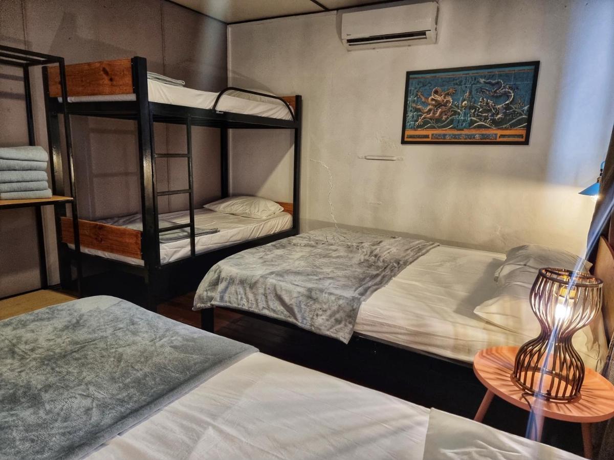 Treehouse Hostel Kuching Exterior photo